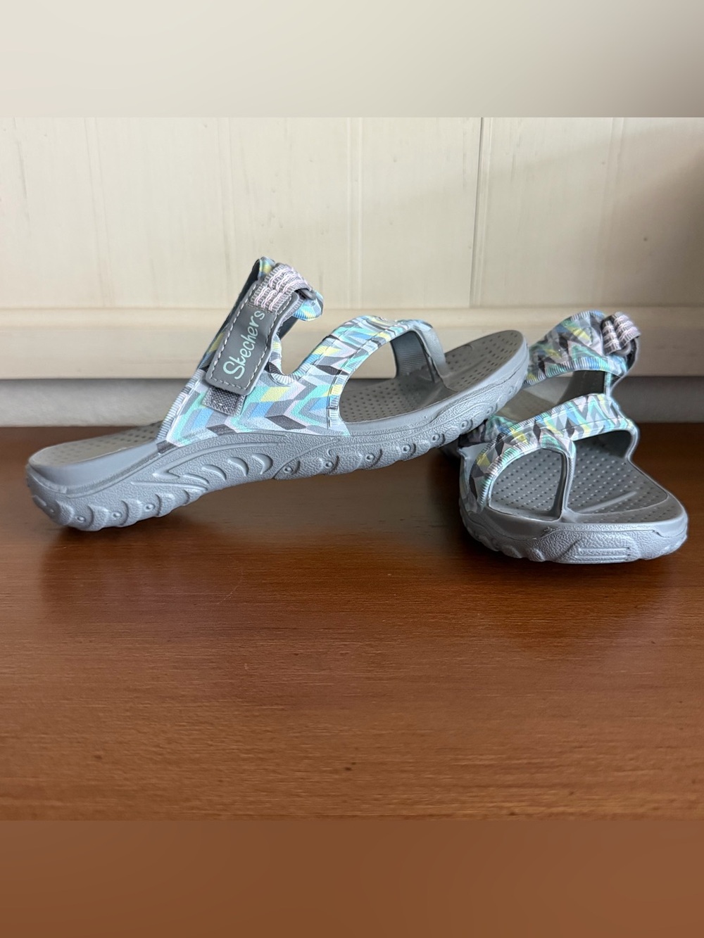 NWOT Women’s 5 Skechers Reggae Zig Swag Sandals Strap Toe Loop Outdoor Gorpcore